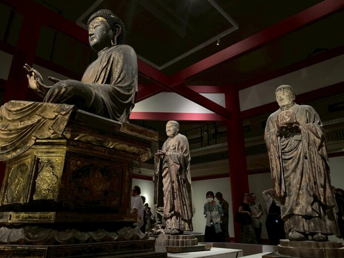 国宝　運慶作　弥勒如来坐像（左）世親菩薩立像（中央）無著菩薩立像（右）※報道向け内覧会で撮影