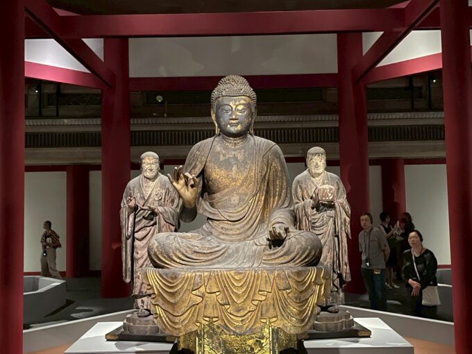国宝　運慶作　弥勒如来坐像（中央）世親菩薩立像（左）無著菩薩立像（右）※報道向け内覧会で撮影