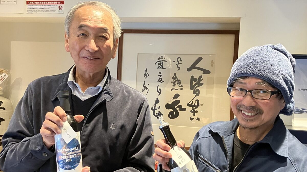 東京23区内唯一の酒蔵 4階建ての小さなビルで日本酒を作る男性