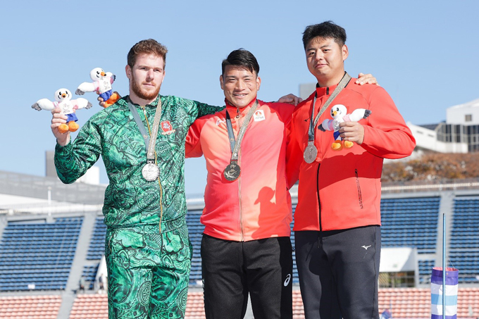 大会新記録で優勝を果たした湯上(中央)。デフリンピックは3度目の出場で、自身初の金メダル獲得となった