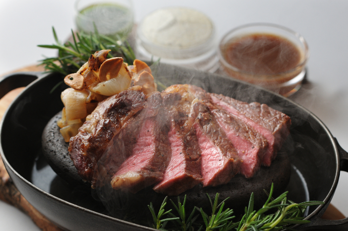 飲んで、見て、知って……1日中ワインを楽しめる「リゾナーレ八ヶ岳」　1万2千本のワインボトルが彩る「ワインリゾートクリスマス2025」開催の写真