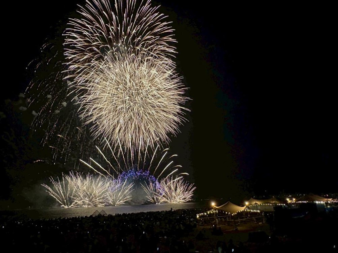 恒例の三浦海岸納涼まつり花火大会は、打上げ台船が海岸からほど近く大迫力で楽しめる
