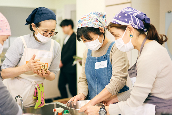 各テーブルを回って教えていく兼重氏