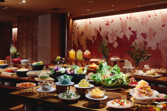 飲んで、見て、知って……1日中ワインを楽しめる「リゾナーレ八ヶ岳」　1万2千本のワインボトルが彩る「ワインリゾートクリスマス2025」開催