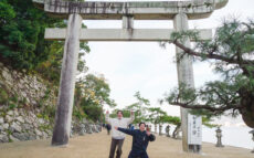 カラスが導いた神の島？！　平清盛公も信仰した世界遺産、嚴島神社にてランパンプスが合格祈願！