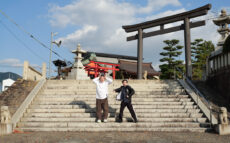 正体は口外禁止の鬼「やぶ」とは！？　海を望む呉の総鎮守、亀山神社にてランパンプスが合格祈願！