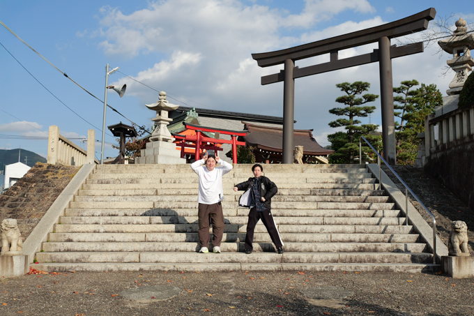 正体は口外禁止の鬼「やぶ」とは！？　海を望む呉の総鎮守、亀山神社にてランパンプスが合格祈願！