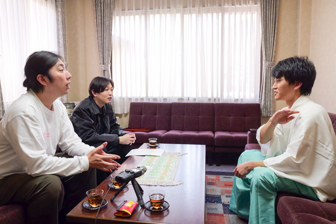 正体は口外禁止の鬼「やぶ」とは！？　海を望む呉の総鎮守、亀山神社にてランパンプスが合格祈願！