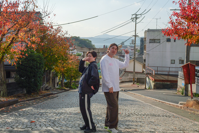 正体は口外禁止の鬼「やぶ」とは！？　海を望む呉の総鎮守、亀山神社にてランパンプスが合格祈願！
