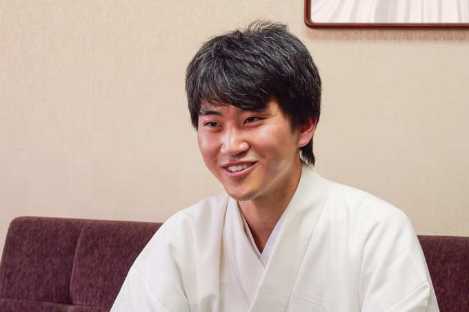 正体は口外禁止の鬼「やぶ」とは！？　海を望む呉の総鎮守、亀山神社にてランパンプスが合格祈願！