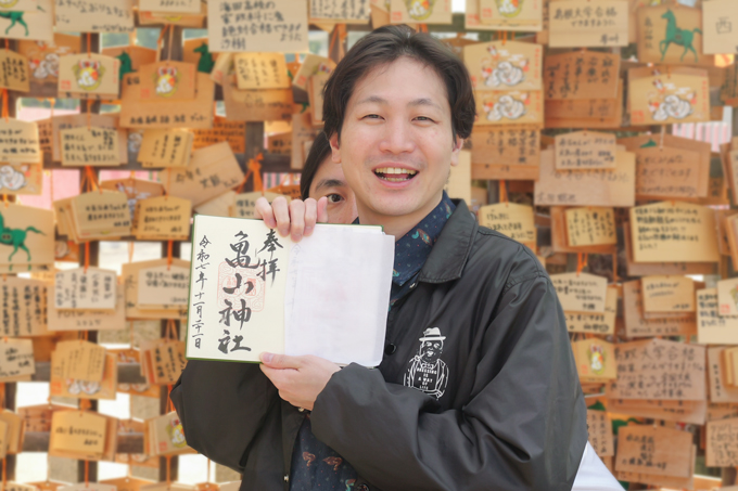 正体は口外禁止の鬼「やぶ」とは！？　海を望む呉の総鎮守、亀山神社にてランパンプスが合格祈願！