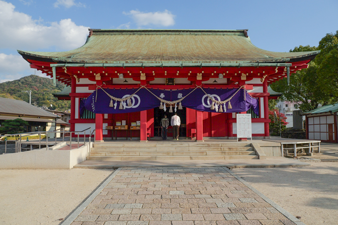 正体は口外禁止の鬼「やぶ」とは！？　海を望む呉の総鎮守、亀山神社にてランパンプスが合格祈願！