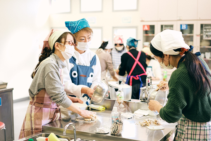 本捏生地作りを進めていく参加者たち