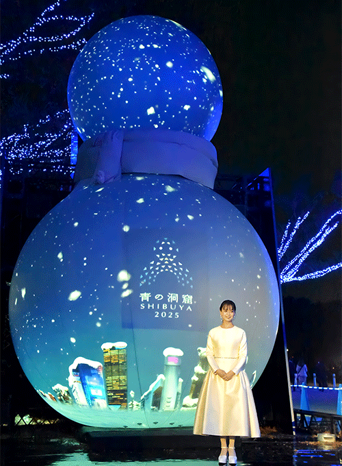 多部未華子、青に染まったケヤキ並木にうっとり　「青の洞窟 SHIBUYA」イルミネーション点灯式に出席の写真