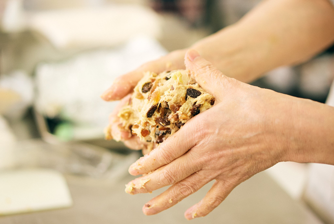 フルーツミックスやクルミを混ぜることで、シュトーレンらしい見た目に