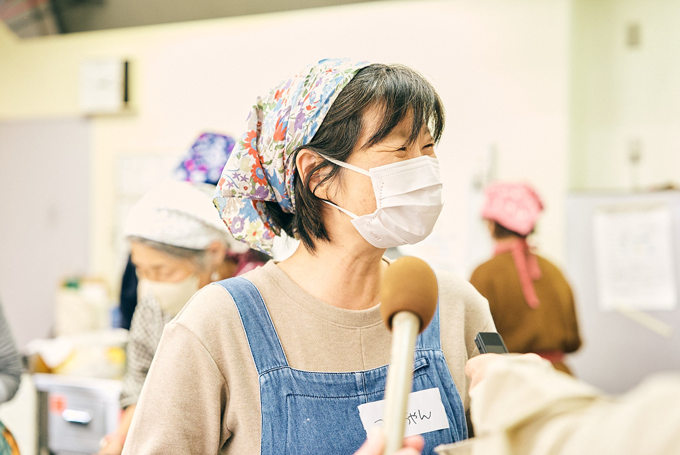 初めてのシュトーレン作りを終えて笑顔を見せる参加者