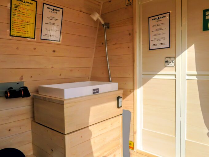 「NUKUMARU」内部 右側の扉を開けるとサウナがある