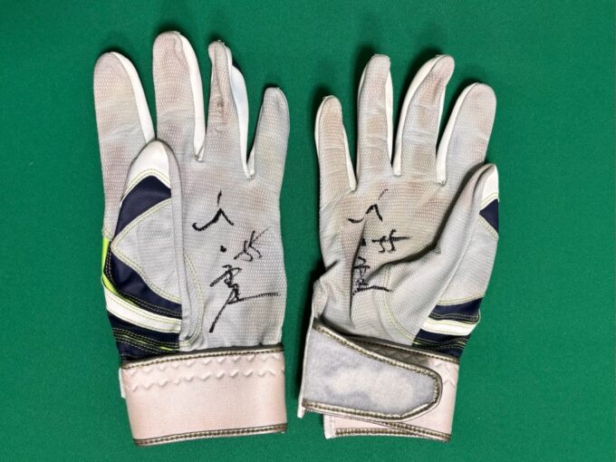 直筆サイン入り皮手袋（東京ヤクルトスワローズ村上宗隆選手から）