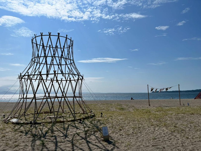 街全体で開催された「MIURA KAIGAN Art Festival」とコラボし、象徴的なアート作品群が海岸に設置された