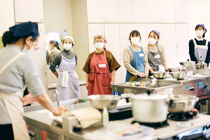 参加者たちの前で工程の説明をする兼重氏