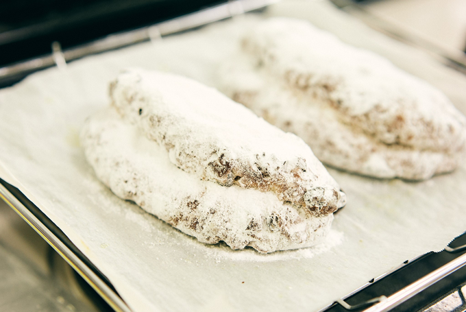 仕上げの粉をつけてシュトーレンの完成
