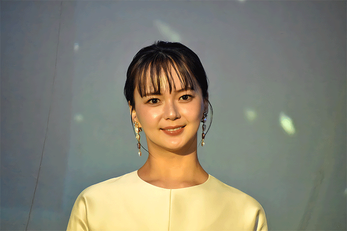 多部未華子、青に染まったケヤキ並木にうっとり　「青の洞窟 SHIBUYA」イルミネーション点灯式に出席