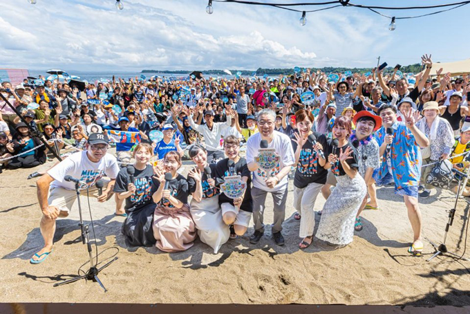 大盛況だったニッポン放送 ラジオビーチ in 三浦海岸2025 パーソナリティとリスナーとの集合写真