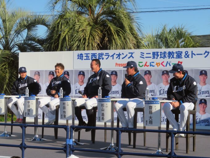 (左から)埼玉西武ライオンズの柘植世那選手、平沼翔太選手、村田怜音選手、杉山遙希投手、齋藤大翔選手