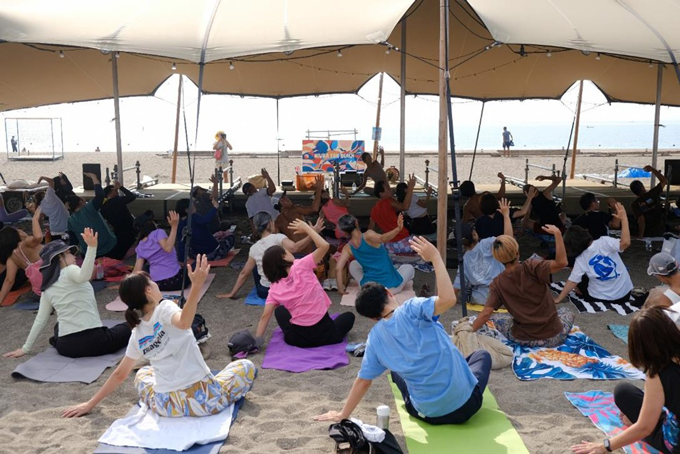朝のビーチヨガは計8回実施。日を重ねる毎に参加者数が増える人気イベントに