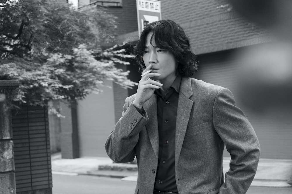 『星と月は天の穴』綾野剛が恋愛拗らせ中年男を熱演！の写真