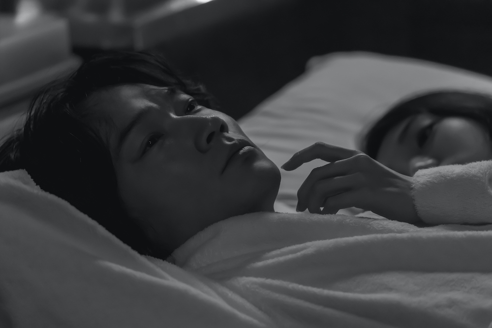 『星と月は天の穴』綾野剛が恋愛拗らせ中年男を熱演！の写真