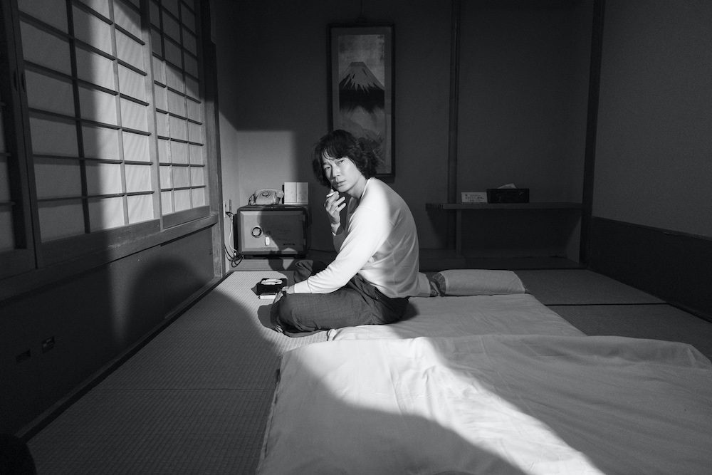 『星と月は天の穴』綾野剛が恋愛拗らせ中年男を熱演！の写真