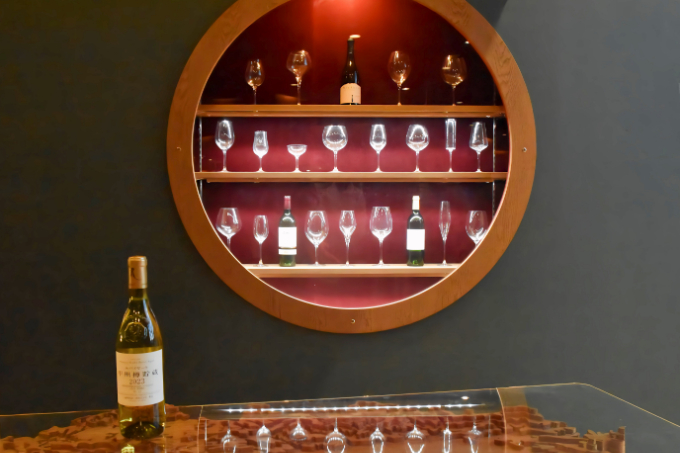 飲んで、見て、知って……1日中ワインを楽しめる「リゾナーレ八ヶ岳」　1万2千本のワインボトルが彩る「ワインリゾートクリスマス2025」開催の写真