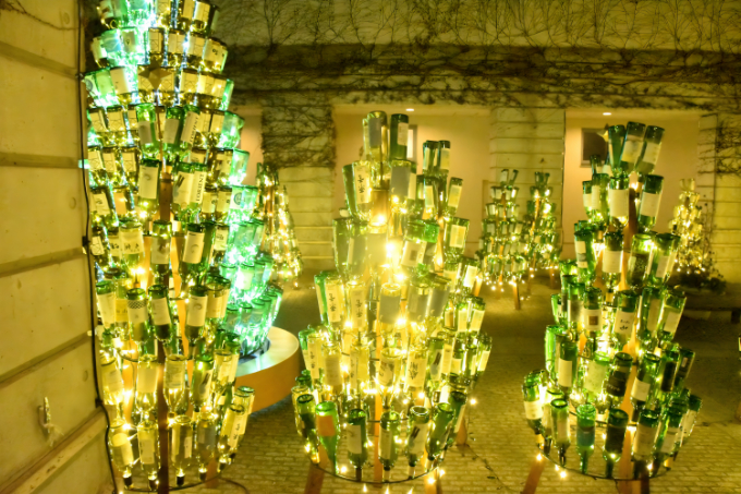 飲んで、見て、知って……1日中ワインを楽しめる「リゾナーレ八ヶ岳」　1万2千本のワインボトルが彩る「ワインリゾートクリスマス2025」開催の写真