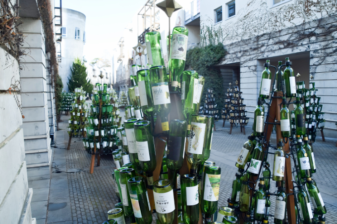 飲んで、見て、知って……1日中ワインを楽しめる「リゾナーレ八ヶ岳」　1万2千本のワインボトルが彩る「ワインリゾートクリスマス2025」開催の写真