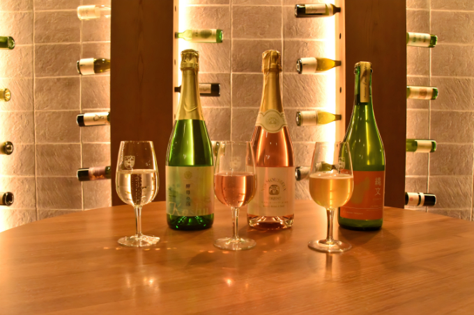 飲んで、見て、知って……1日中ワインを楽しめる「リゾナーレ八ヶ岳」　1万2千本のワインボトルが彩る「ワインリゾートクリスマス2025」開催