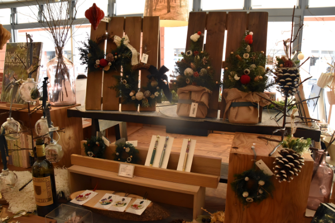 飲んで、見て、知って……1日中ワインを楽しめる「リゾナーレ八ヶ岳」　1万2千本のワインボトルが彩る「ワインリゾートクリスマス2025」開催の写真