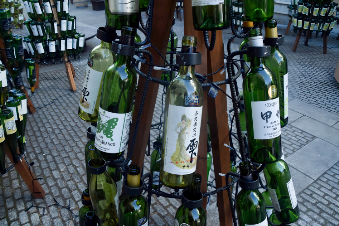 飲んで、見て、知って……1日中ワインを楽しめる「リゾナーレ八ヶ岳」　1万2千本のワインボトルが彩る「ワインリゾートクリスマス2025」開催