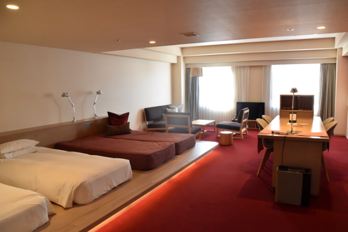 飲んで、見て、知って……1日中ワインを楽しめる「リゾナーレ八ヶ岳」　1万2千本のワインボトルが彩る「ワインリゾートクリスマス2025」開催の写真