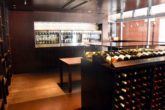 飲んで、見て、知って……1日中ワインを楽しめる「リゾナーレ八ヶ岳」　1万2千本のワインボトルが彩る「ワインリゾートクリスマス2025」開催