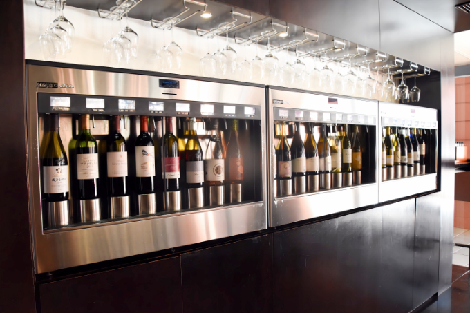 飲んで、見て、知って……1日中ワインを楽しめる「リゾナーレ八ヶ岳」　1万2千本のワインボトルが彩る「ワインリゾートクリスマス2025」開催の写真