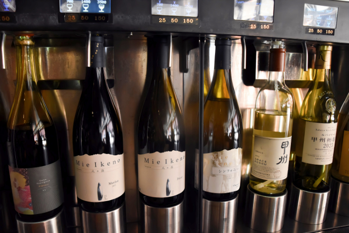 飲んで、見て、知って……1日中ワインを楽しめる「リゾナーレ八ヶ岳」　1万2千本のワインボトルが彩る「ワインリゾートクリスマス2025」開催