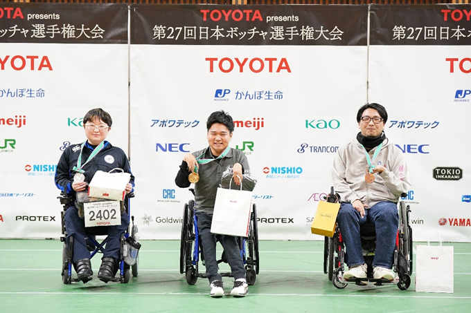 2年ぶりVを喜ぶ男子BC4の内田(中央)