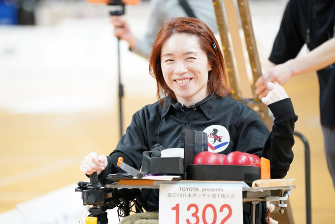 目標に掲げた優勝を成し遂げ、笑顔を見せる関根