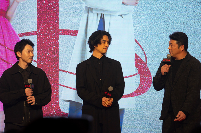 松本優作監督（左）、斎藤工（中央）、Next on Netflix 2026