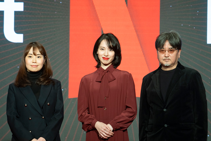戸田恵梨香（中央）、瀧本智行監督（右）Next on Netflix 2026
