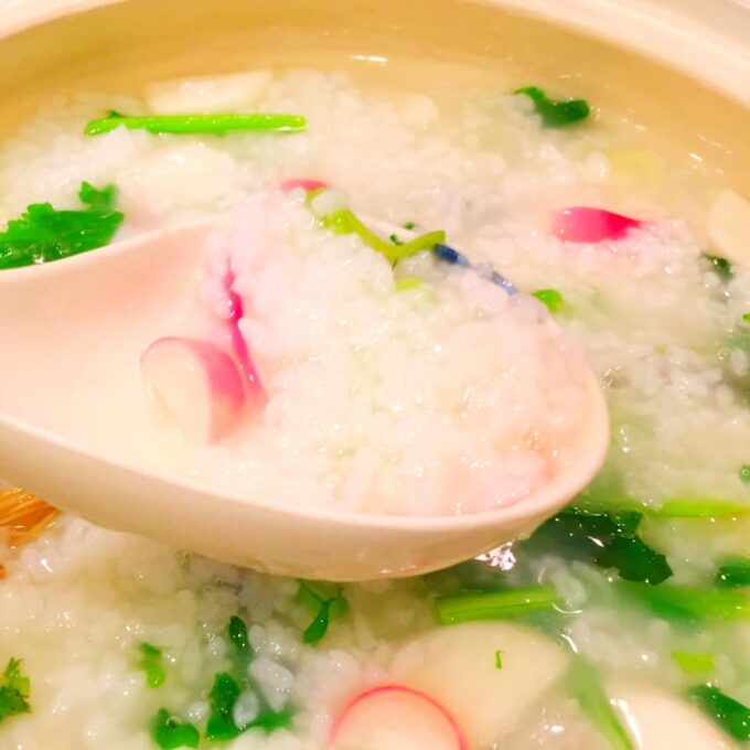 春の七草と米、水、塩を入れて30～40分炊くだけで七草粥が完成　写真提供：三浦はねっ娘会（岩崎ファーム）