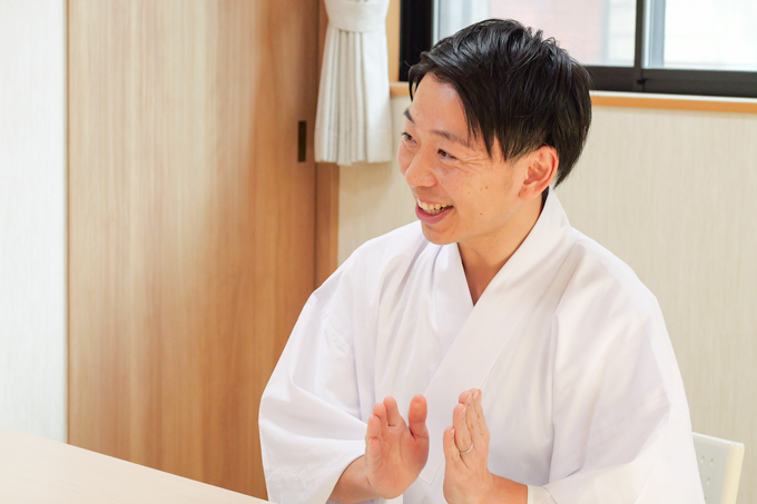 黒猫が導く必勝の神社！？　猫神社とも呼ばれる妙義神社にてランパンプスが合格祈願！