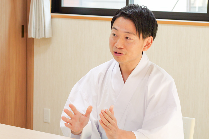 黒猫が導く必勝の神社！？　猫神社とも呼ばれる妙義神社にてランパンプスが合格祈願！