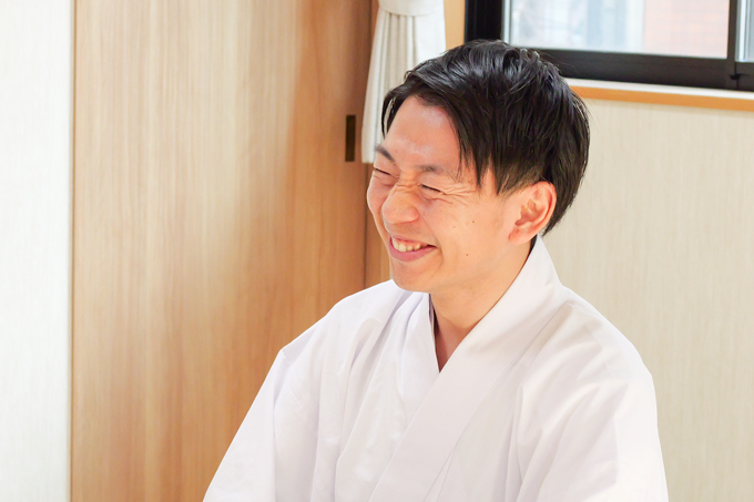 黒猫が導く必勝の神社！？　猫神社とも呼ばれる妙義神社にてランパンプスが合格祈願！